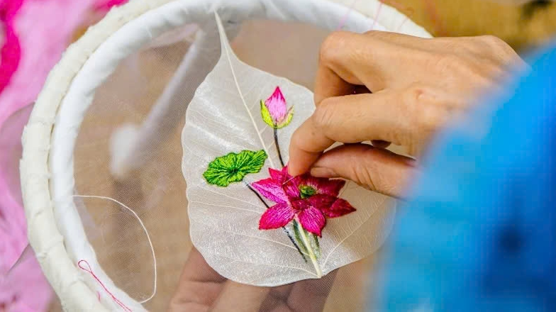Quy trình tạo ra tranh thêu trên lá bồ đề.png